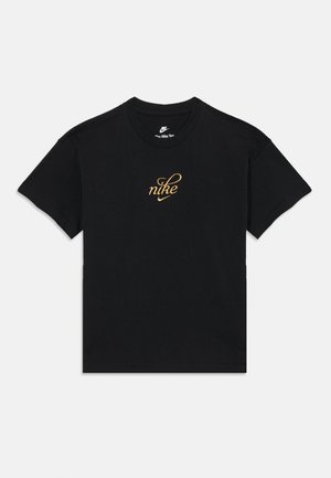 Zwarte katoenen T-shirt met korte mouwen, voorzien van een gouden cursieve "nike"-logo aan de voorkant. Ronde hals met een klassieke pasvorm.
