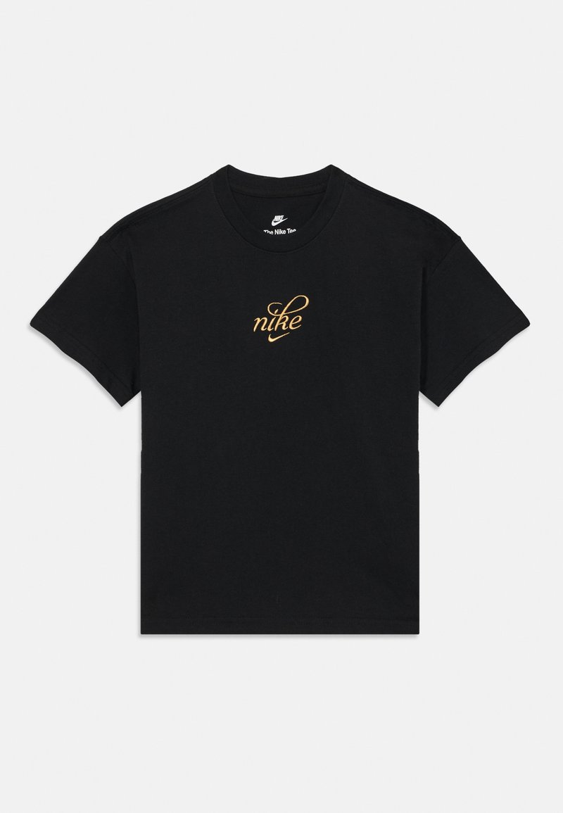 T-shirt de algodão preto com mangas curtas, apresentando um logótipo "nike" em dourado em caligrafia no frente. Gola redonda com um corte clássico.