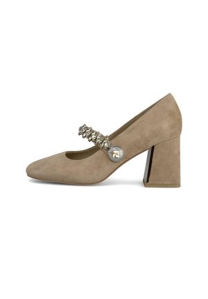 Décolleté in suede beige con punta tonda, una cintura decorativa con embellishments in argento e un tacco robusto a blocco.