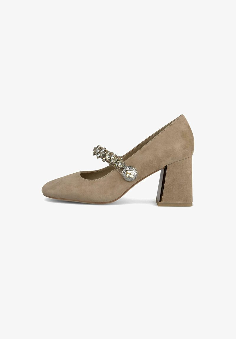 Botte en suède beige avec un bout arrondi, une sangle décorative avec des embellissements en argent, et un talon large et robuste.