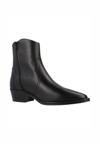 Botas de cuero negras hasta el tobillo con punta afilada, cremallera lateral, tacón bajo apilado y costuras mínimas para un aspecto elegante y moderno.