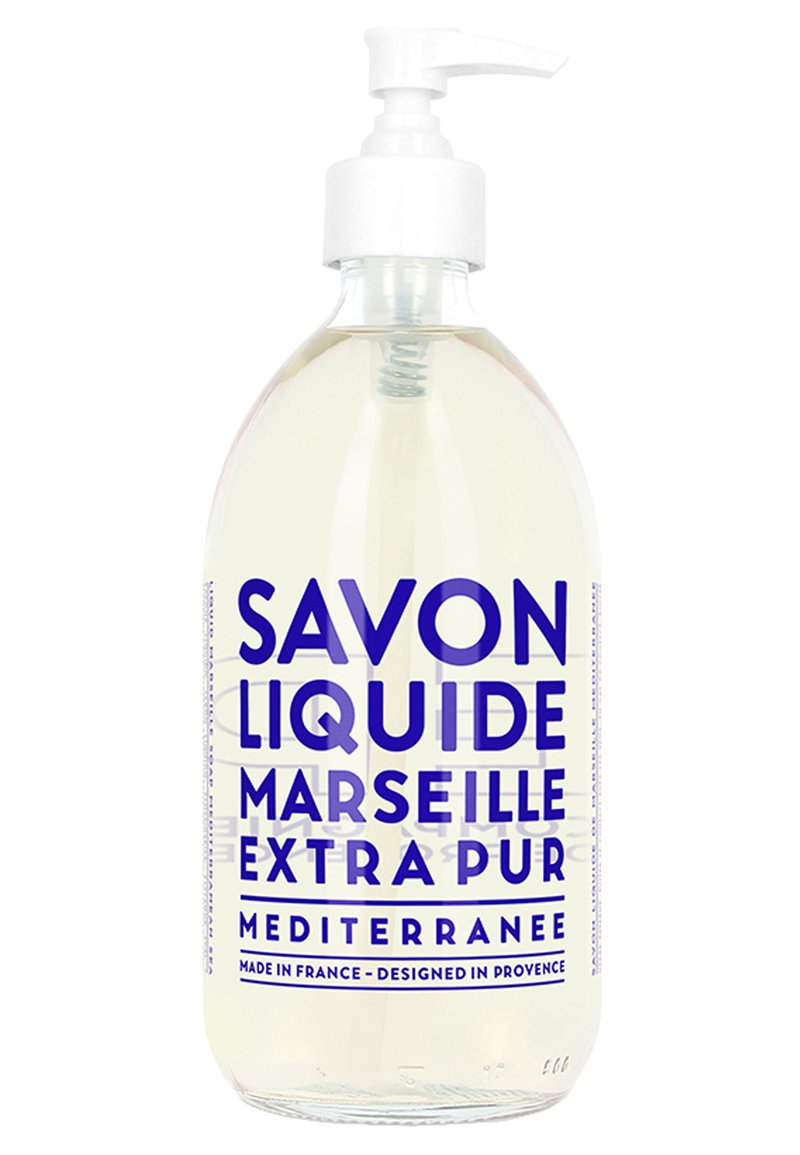 Sapone liquido in una bottiglia di plastica trasparente con un tappo a pompa. L'etichetta presenta un testo blu in grassetto su sfondo bianco. Capacità di 500 ml.