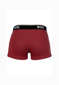 Boxeri roșii pentru bărbați, cu un elastic negru etichetat "BOSS," expuși din spate pe un fundal alb.
