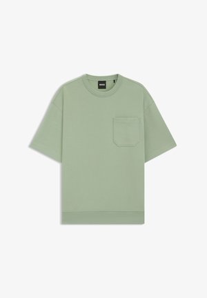 Hellgrünes T-Shirt mit kurzen Ärmeln, einer Brusttasche und einem schwarzen "BOSS"-Etikett im Kragen, auf weißem Hintergrund dargestellt.