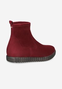 Rote Wildleder-Ankle Boots mit einer glatten Oberfläche, elastischen Seitenpaneelen und einer strukturierten schwarzen Gummisohle. Goldenes Logo auf der Rückseite.