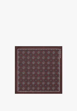 Brązowy jedwabny szalik z motywem kwiatowym, z białą krawędzią. Wzór zawiera małe niebieskie i białe akcenty w kwiatach.