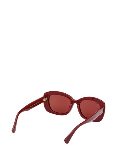 Gafas de sol de acetato rojo con monturas redondeadas, lentes ligeramente sobredimensionadas y un acabado brillante. Incluyen una sutil marca en la varilla.