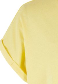 Gul bomull t-shirt med avslappnad passform och rullade korta ärmar. Mjuk textur med slät yta och subtila sömdetaljer.