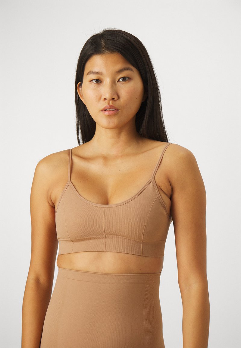 Cotton On Body SEAMLESS LOW BACK Bustier maple sugar/beige Zalando.ie