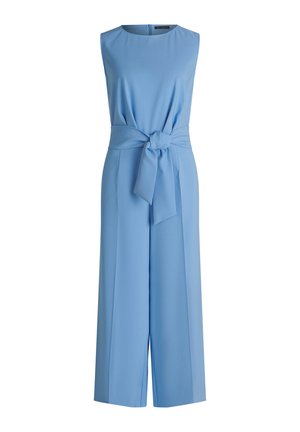 Jasnoniebieski kombinezon o bezrękawowym fasonie, szerokich nogawkach i przewiązanym pasku w talii. Wykonany z gładkiego materiału z prostą okrągłą dekoltą.
