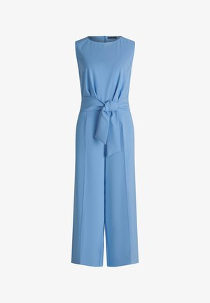 Svetlomodrý overal s bezrukávovým dizajnom, širokými nohavicami a zaväzovacím opaskom v páse. Vyrobený z hladkej látky s jednoduchým okrúhlym výstrihom.