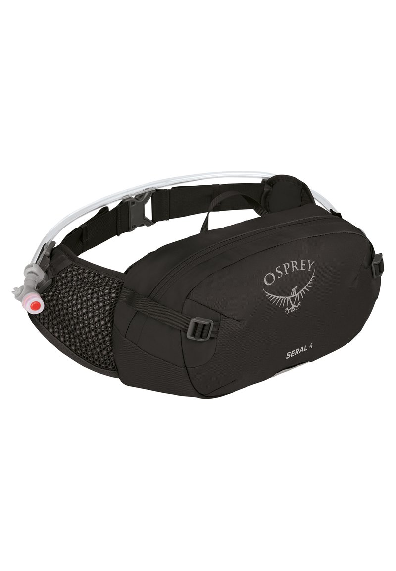 Riñonera negra con un panel trasero de malla texturizada, correas ajustables, compartimentos con cremallera y un accesorio para manguera de hidratación. Presenta un logotipo.