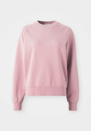 Lys rosa crewneck sweatshirt med raglanærmer, ribbede manchetter og kant, lavet af et blødt stof. Har et lille logomærke på siden.