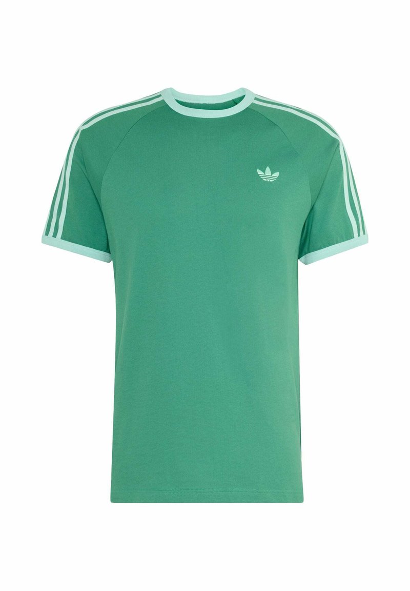 T-shirt vert Adidas avec col et finitions de manches turquoise clair, trois bandes turquoise clair sur les épaules, et logo trèfle Adidas sur la poitrine.