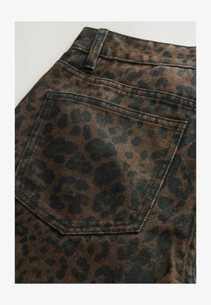 Leopardi mustriga teksajalad, millel on pruun ja must värvi skeem, denimi tekstuur ja tagaküljel tasku, millel on ääristatud õmbluse detail.