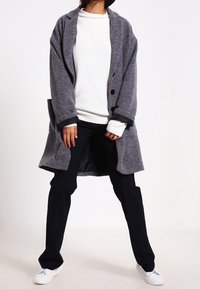 Won Hundred Sweter