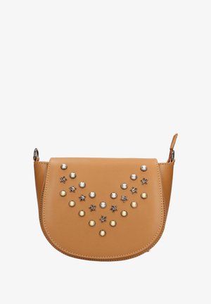 Borsa a mano in pelle color testa di moro dalla forma arrotondata. Decorata con rivetti metallici in forme di stelle dorate, argentate e nere. Presenta una chiusura con zip e una tracolla regolabile.