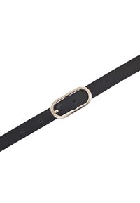 Ceinture en cuir noir avec une boucle en métal argenté de forme ovale et plusieurs trous d'ajustement sur fond blanc.
