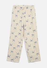 Krämfärgade pyjamasbyxor med en mjuk textur, med ett upprepande mönster av blåa flugor och en elastisk midja för komfort.