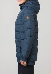 Marineblå dunjakke med hætte, der har quiltede sektioner, lynlås foran og et logo-patch på ærmet. Justerbare manchetter.