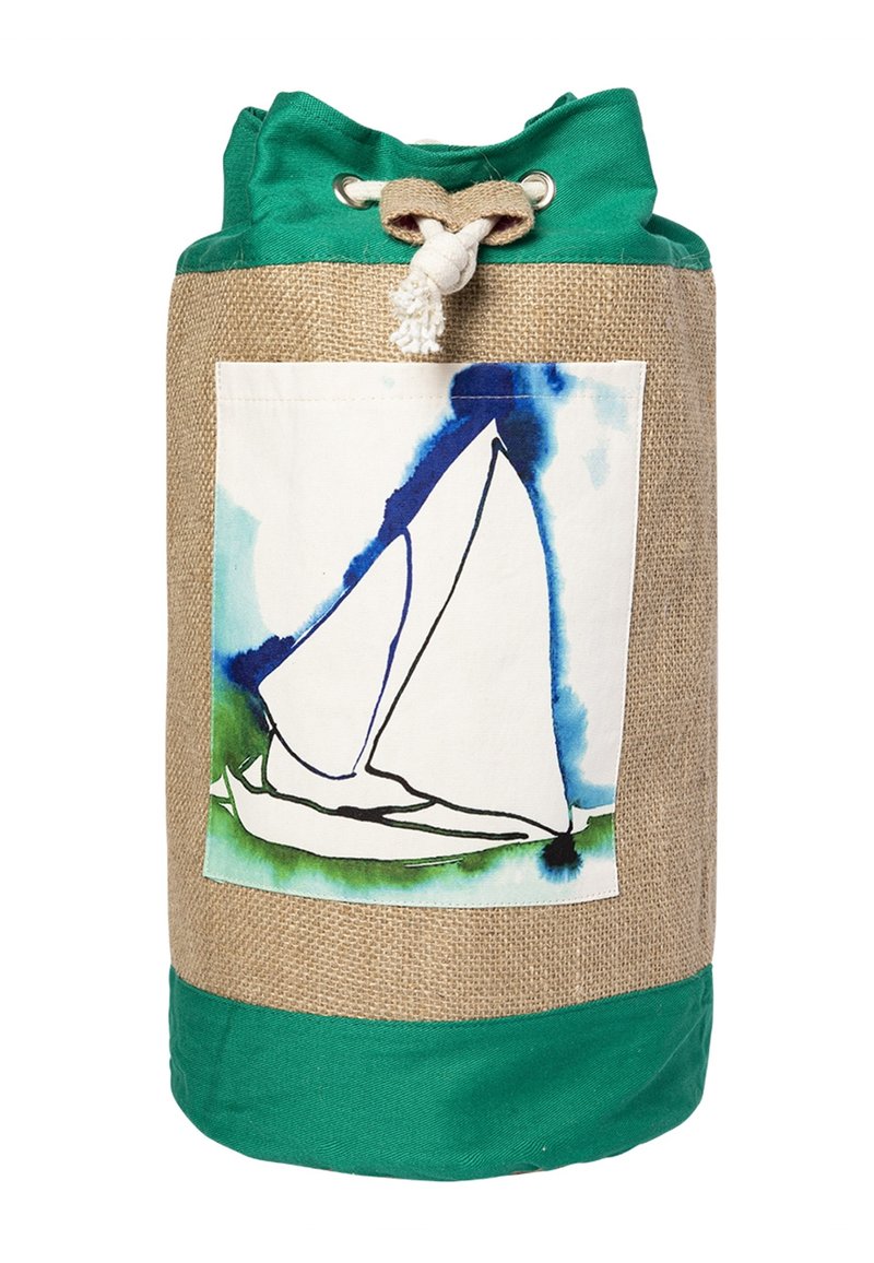 Zugband-Canvas- und Jute-Duffle-Tasche mit grünen Akzenten und einem blau-grünen Aquarell-Segelboot-Design auf der Vorderseite.