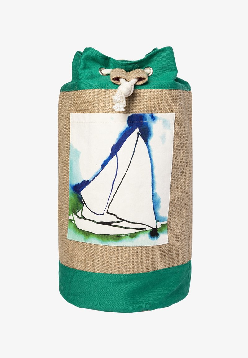 Zugband-Canvas- und Jute-Duffle-Tasche mit grünen Akzenten und einem blau-grünen Aquarell-Segelboot-Design auf der Vorderseite.