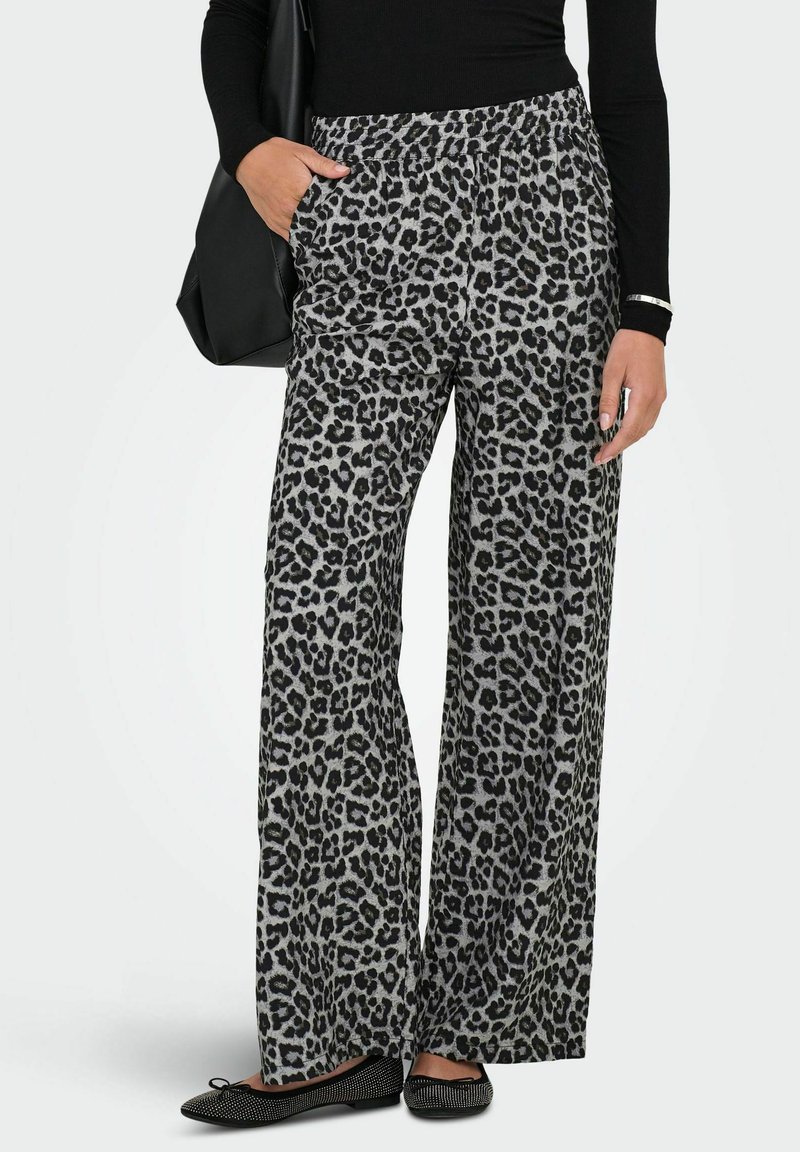 Pantaloni a gamba larga con stampa leopardata in grigio e nero, dotati di una vita elastica e tasche laterali, abbinati a ballerine nere decorate.