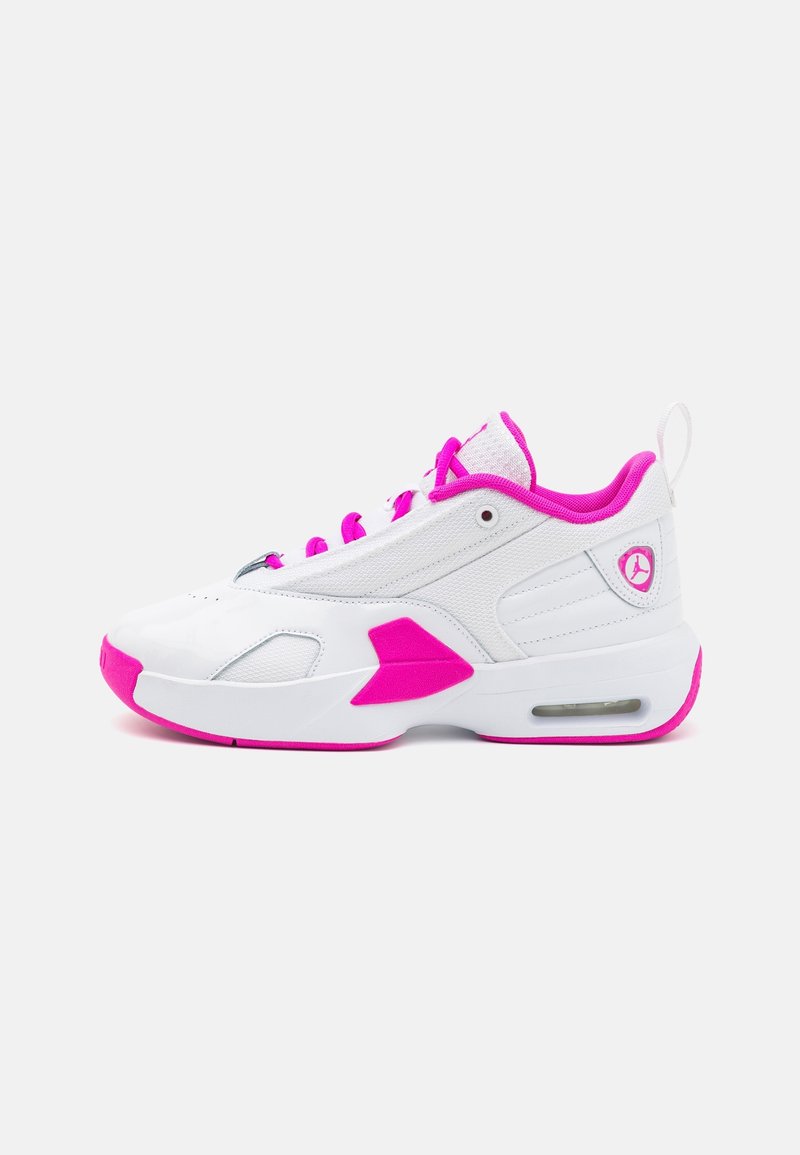 Weißer Sportschuh mit pinkfarbenen Akzenten, strukturiertem Stoff und gedämpfter Sohle. Verfügt über eine abgerundete Zehe und eine Zuglasche an der Ferse.