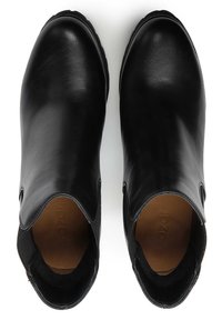 Mustade nahast Chelsea saapapaar, millel on ümarad varbad ja elastsed külgpaneelid, vaadates ülevalt valgel taustal.