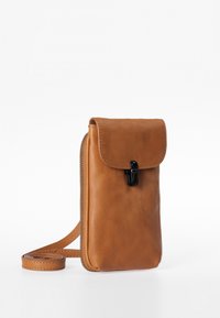 Borsa a tracolla in pelle marrone con chiusura a patta, dettagli con zip e tracolla regolabile. Texture liscia e design minimalista.