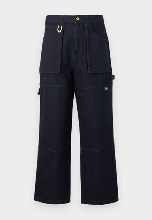 Pantaloni da lavoro denim a gamba larga di colore blu scuro con grandi tasche frontali e laterali, chiusura con bottoni e piccola toppa con logo sulla coscia.