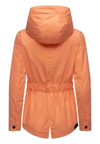 Orangene leichte Jacke mit Kapuze, tailliertem Schnitt und geknöpften Manschetten. Glatte Textur mit figurbetontem Fit, Rückansicht sichtbar.