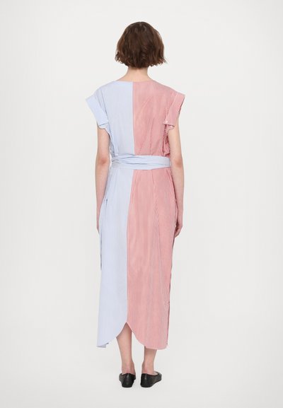 Robe rayée avec sections en tissu bleu et rouge, manches courtes à volants, taille ceinturée et design de mi-longueur avec une fente latérale.
