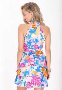 Rochie halter florală în roz, prezentând modele vibrante de frunze albastre, portocalii și verzi. Margine învolută în straturi, țesătură ușoară și design cu spatele deschis.
