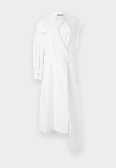 Λευκό παλτό με διπλή σειρά κουμπιών μπροστά, με ζωνάκι στη μέση, φαρδύ γιακά και μία μακριά μανσέτα. Διαθέτει λείο φινίρισμα υφάσματος.