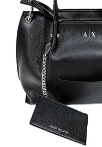 Borsa a tracolla in pelle nera con texture, dotata di accessori in metallo argentato, con una tracolla a catena e portacarte attaccato che mostra il logo "ARMANI EXCHANGE".