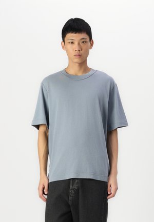 - T-shirt basic
