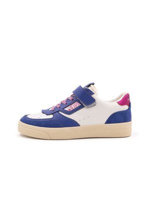 Sneaker basse in pelle bianca, sovrapposizioni in camoscio blu, dettagli rosa, lacci rosa e suola in gomma beige, mostrata di profilo su sfondo bianco.