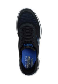 Zapatilla deportiva negra con detalles azules, parte superior de malla y plantilla acolchada. Presenta un diseño de slip-on y suela de goma texturizada.