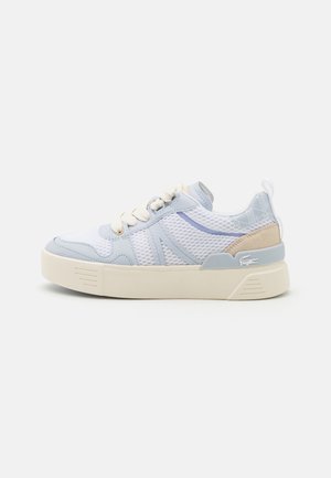 Zapatillas de malla azul claro con acentos crema, superposiciones texturizadas y un logo en el talón. Diseño de cordones con una suela gruesa.