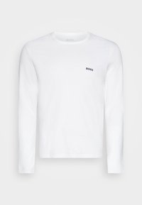 T-shirt blanc à manches longues en coton, avec un col rond et un petit logo "BOSS" bleu marine sur la poitrine. Texture lisse.