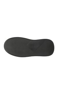 Semelle de chaussure en caoutchouc noir avec une surface texturée, présentant un motif en losanges et une zone d'accent lisse. Marquée du nom de la marque "Woollo."