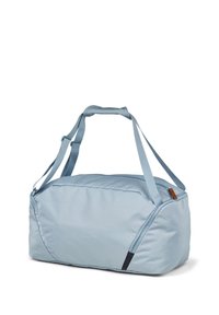 Helles blaues Duffelbag aus Stoff, mit verstellbaren Trägern, einem Reißverschluss und einem kontrastierenden dunklen Akzent. Glatte Textur.