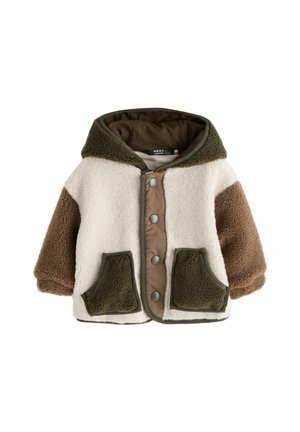 Veste à capuche pour tout-petit avec corps crème, manches marron, bordure vert olive, boutons-pression et deux poches avant.