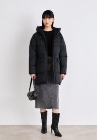 Tommy Jeans TJW MIDI VAIL PUFFER - Zimski kaput - black