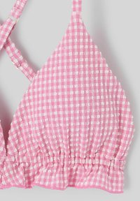 Bralette en vichy rose avec un motif texturé à carreaux, dotée de bords froncés et de bretelles ajustables avec des éléments en métal doré.