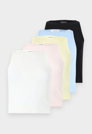 Pięć bezrękawnikowych prążkowanych podkoszulków w kolorach białym, jasnoróżowym, bladożółtym, jasnoniebieskim i czarnym, ułożonych w przesuniętej warstwie.