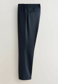 Pantalon de costume bleu marine à fines rayures, poche arrière boutonnée, passants de ceinture et coupe ajustée.