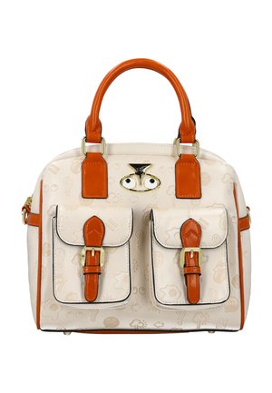 Kremfarvet håndtaske med præget symboler, to forlommer med orange læderremme med spænder, matchende orange håndtag og en guldfarvet låsedetalje.