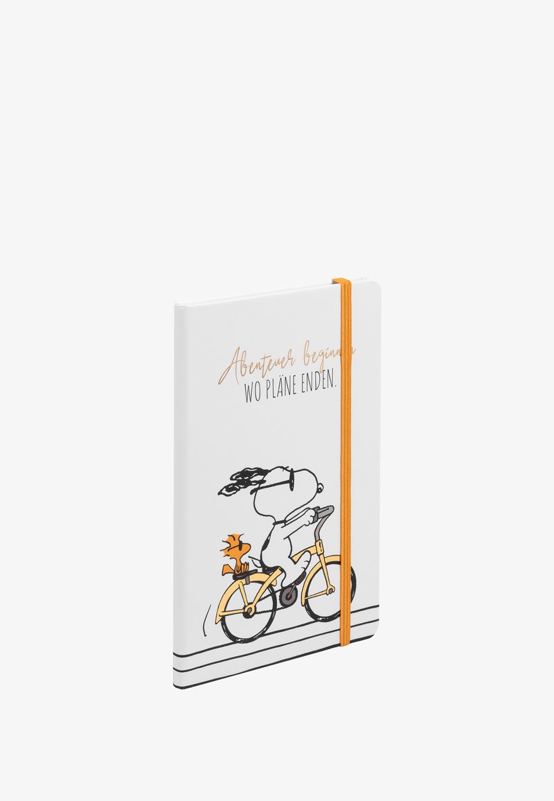 Quaderno bianco con elastico arancione. Presenta un personaggio dei cartoni animati su una bicicletta, testo in lettering dorato. Copertura liscia con contorni neri.